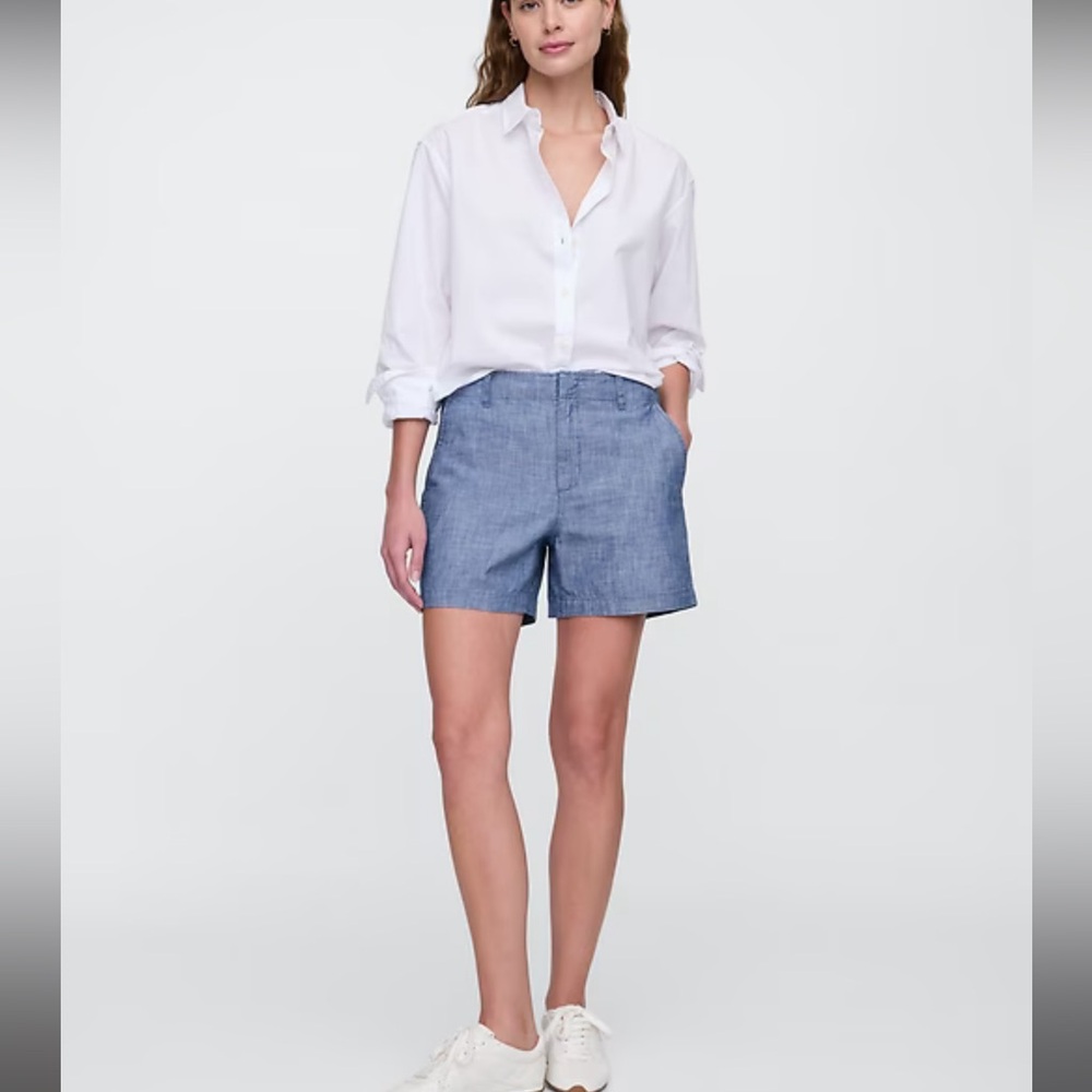 GAP 5” Mid Rise Downtown Chambray Shorts
